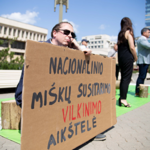 Read more about the article Prie Seimo aidėjo benzopjūklų garsai: žalieji ragino parlamentarus atlikti pareigą ir pasirašyti susitarimą dėl miškų